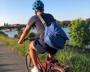 Physiotherapie-Student Jan Sonnek auf dem Radweg nach Ladenburg.