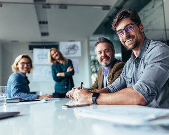 Mitarbeiter und Partner in einer Gesprächsrunde