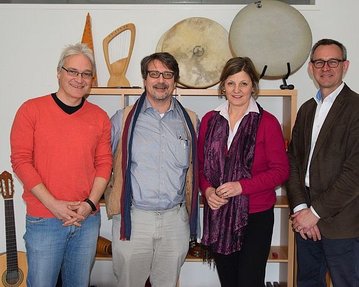 Der neue Praxisleitfaden von Alexander Wormit, Thomas Hillecke, Dorothée von Moreau und Carsten Diener gibt Einblick in die Musiktherapie im geriatrischen Umfeld. 